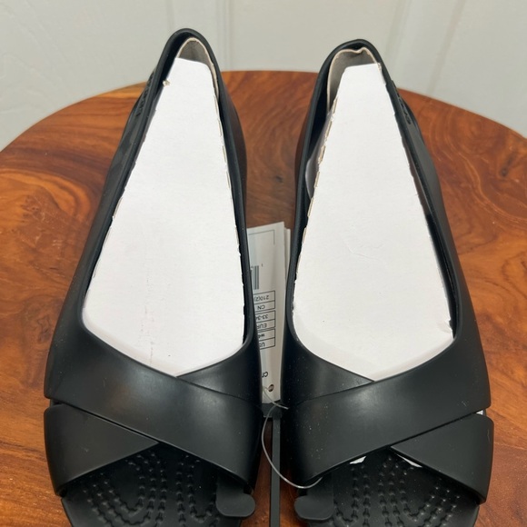Crocs Women's Serena Flat Black Slip On Open Toe Sandals Size 4 Casual NEW - Picture 4 of 9